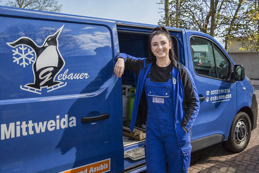 Auszubildende bei Kälteservice Mittweida vor dem Firmenfahrzeug